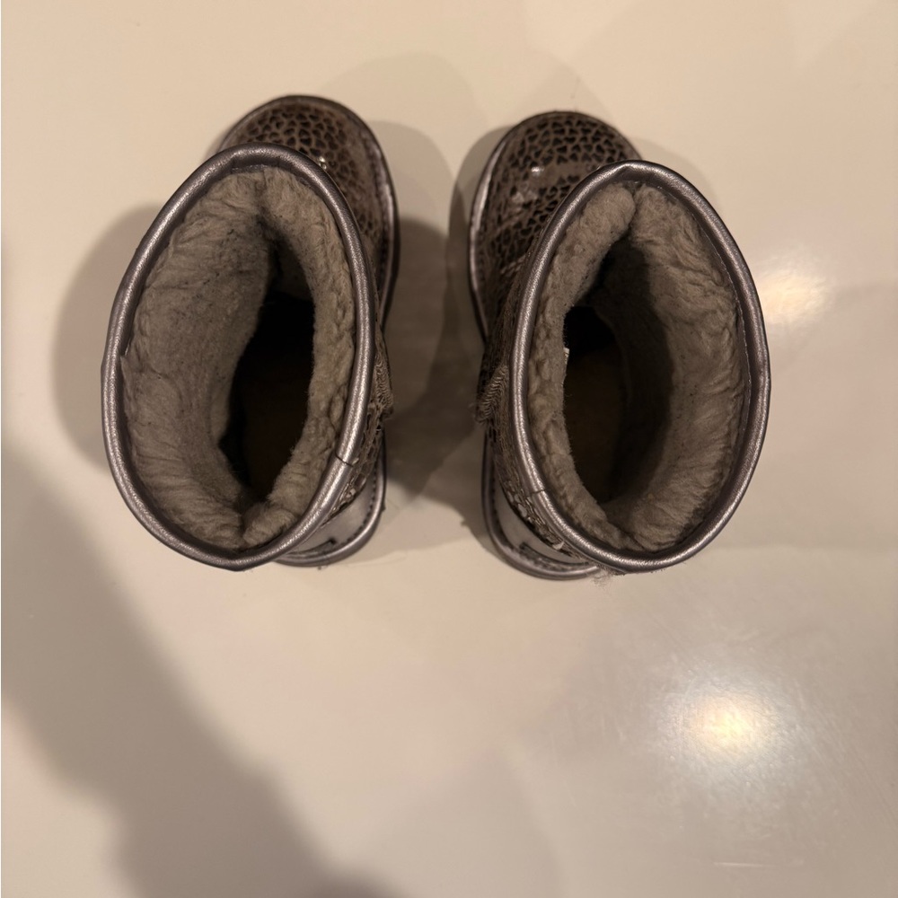 UGG Girls Classic Gel Hearts Boots size 12 Sleek Silver - Picture 5 of 12